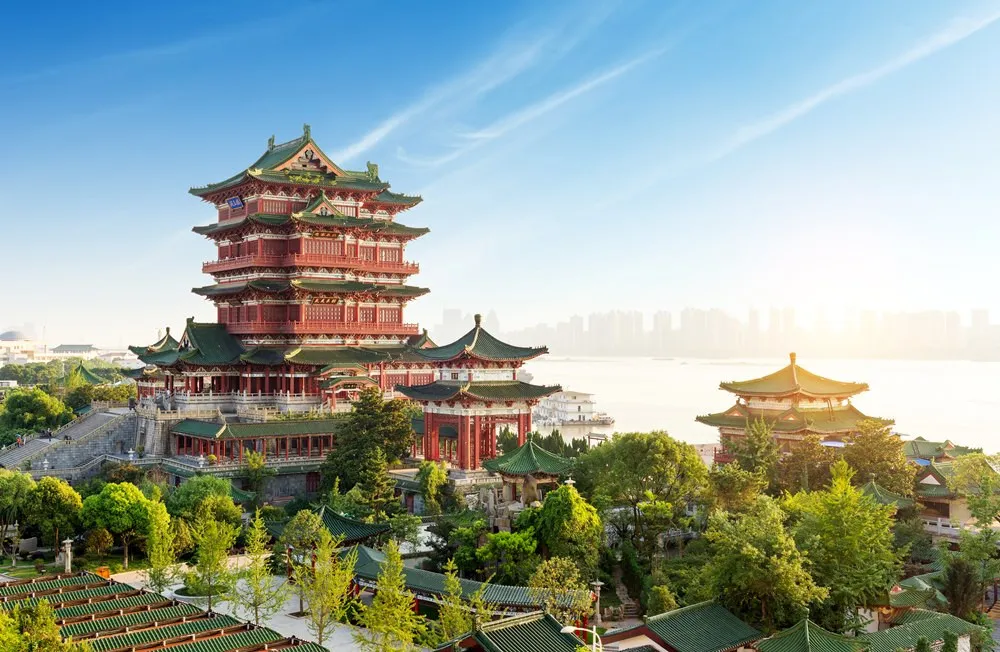 阁影外的长天与烟火